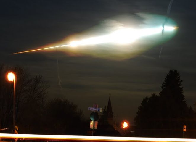 Scia luminosa avvistata in cielo da nord a sud: ufo o meteorite